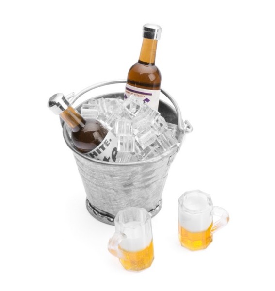 Eimer mit Eis, Bierflaschen und Gläser (Dekor)